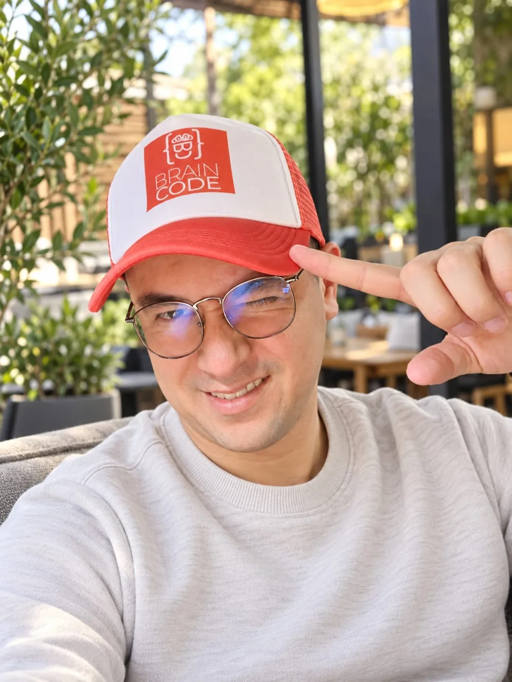 Daniel, CEO y fundador de BrainCode México Tech, con la gorra de la marca